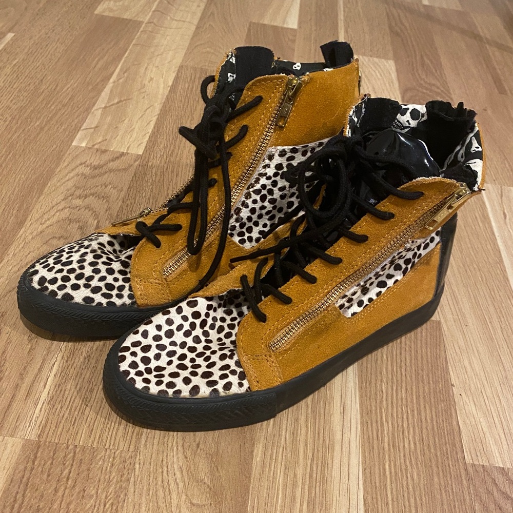 Betsey Johnson High Top Sneakers Size 7